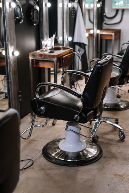 Rasage traditionnel au coupe-chou dans un barbershop